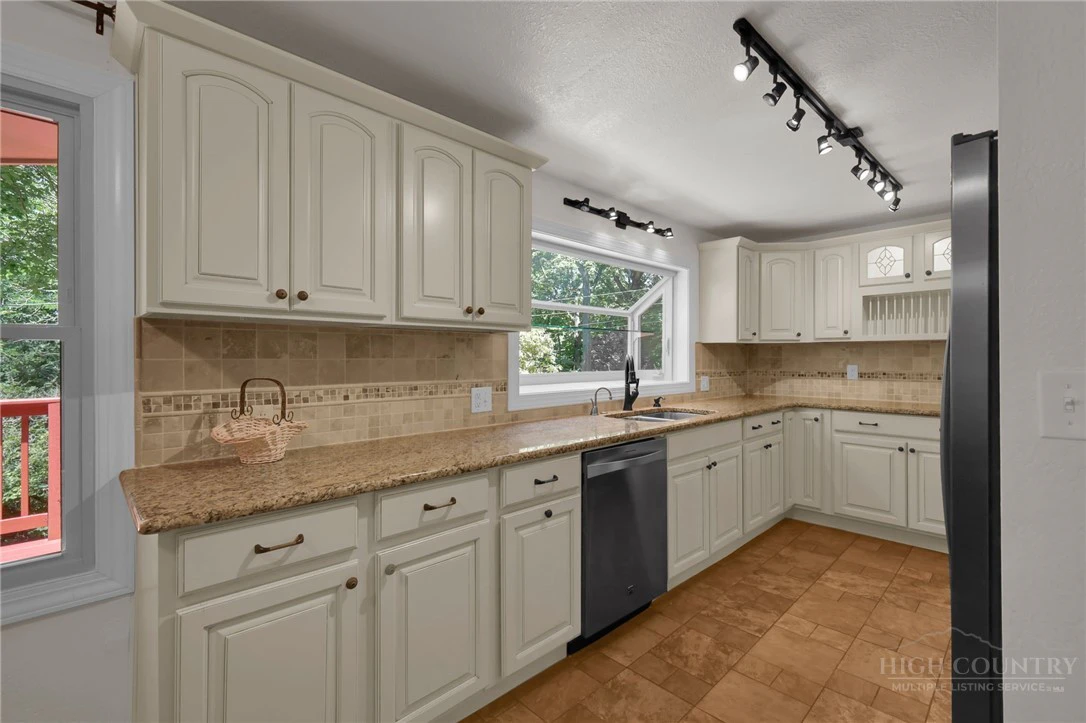 Image number 14 for the current listing