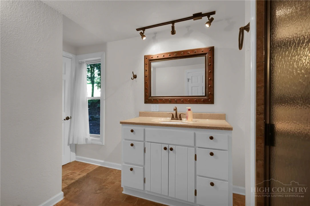 Image number 18 for the current listing