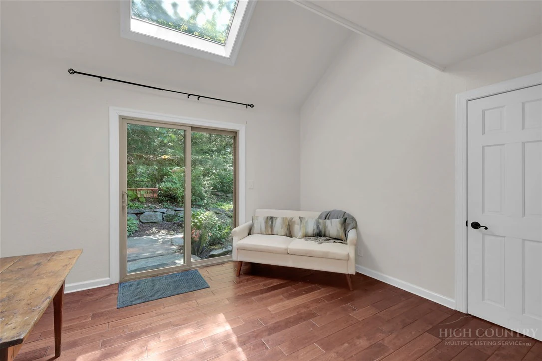 Image number 19 for the current listing