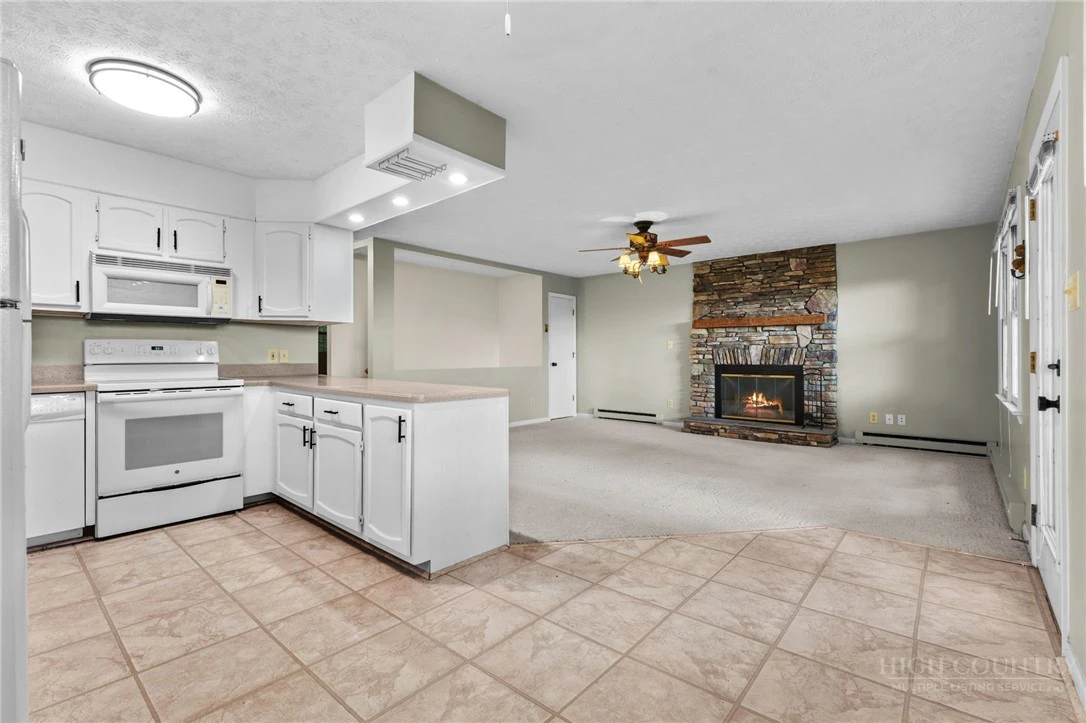 Image number 19 for the current listing