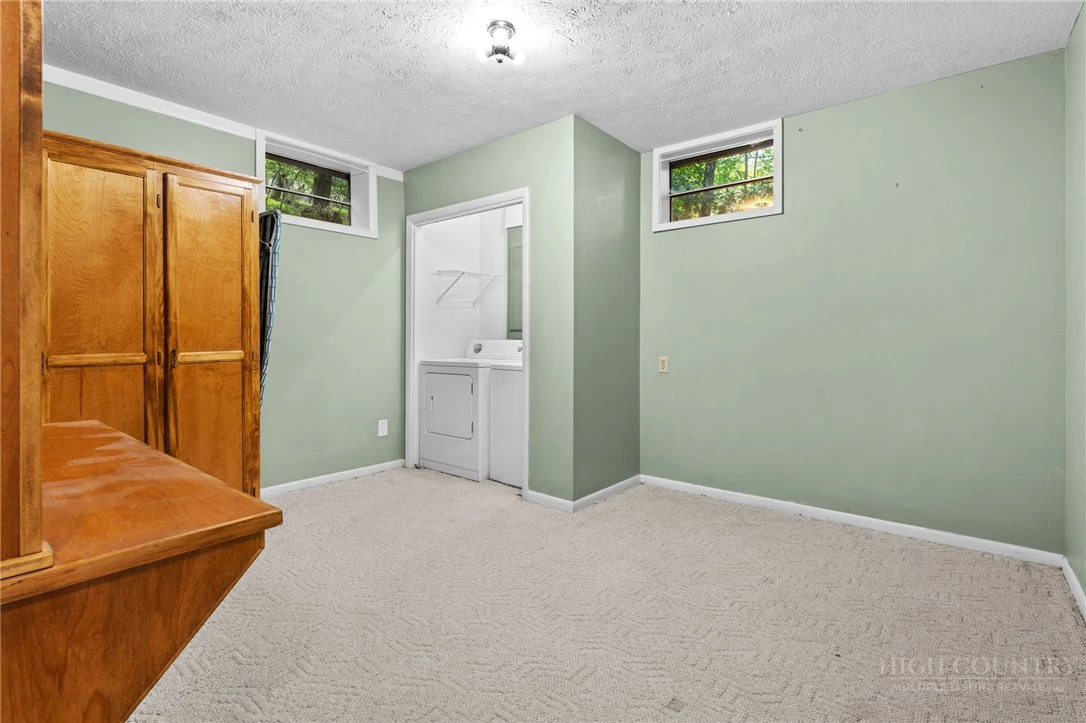 Image number 14 for the current listing