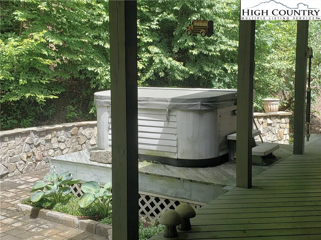 Image number 15 for the current listing