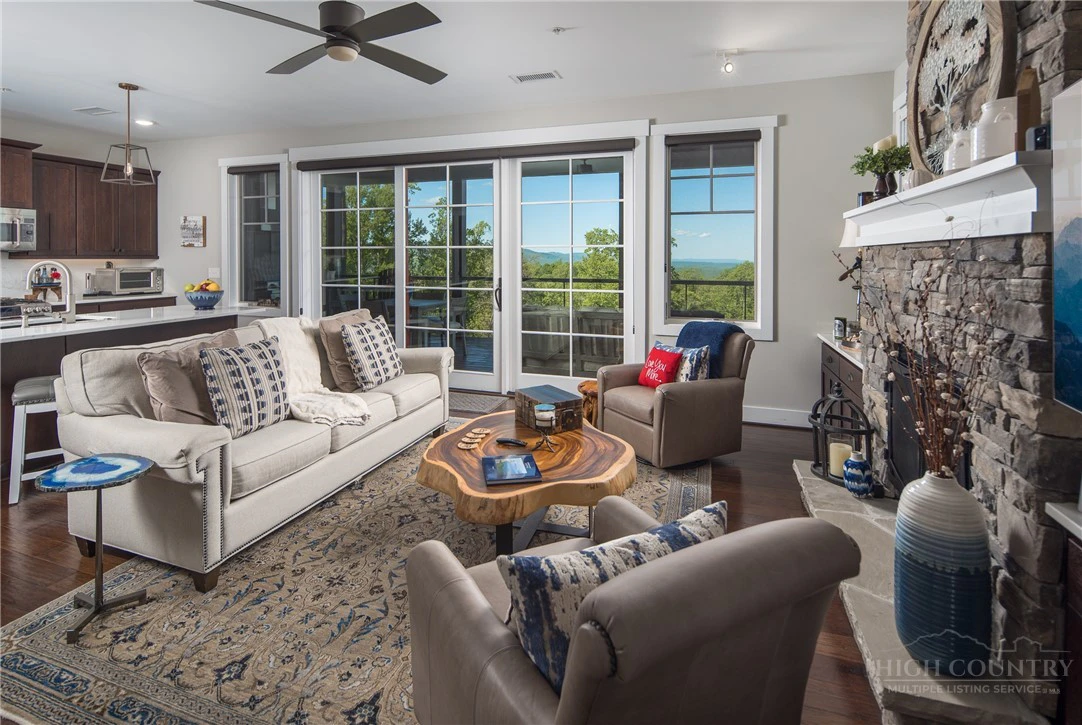 Image number 3 for the current listing