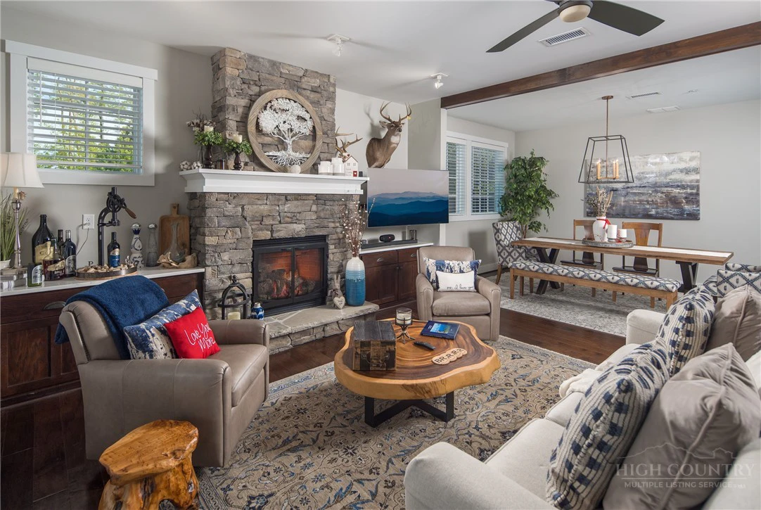 Image number 4 for the current listing