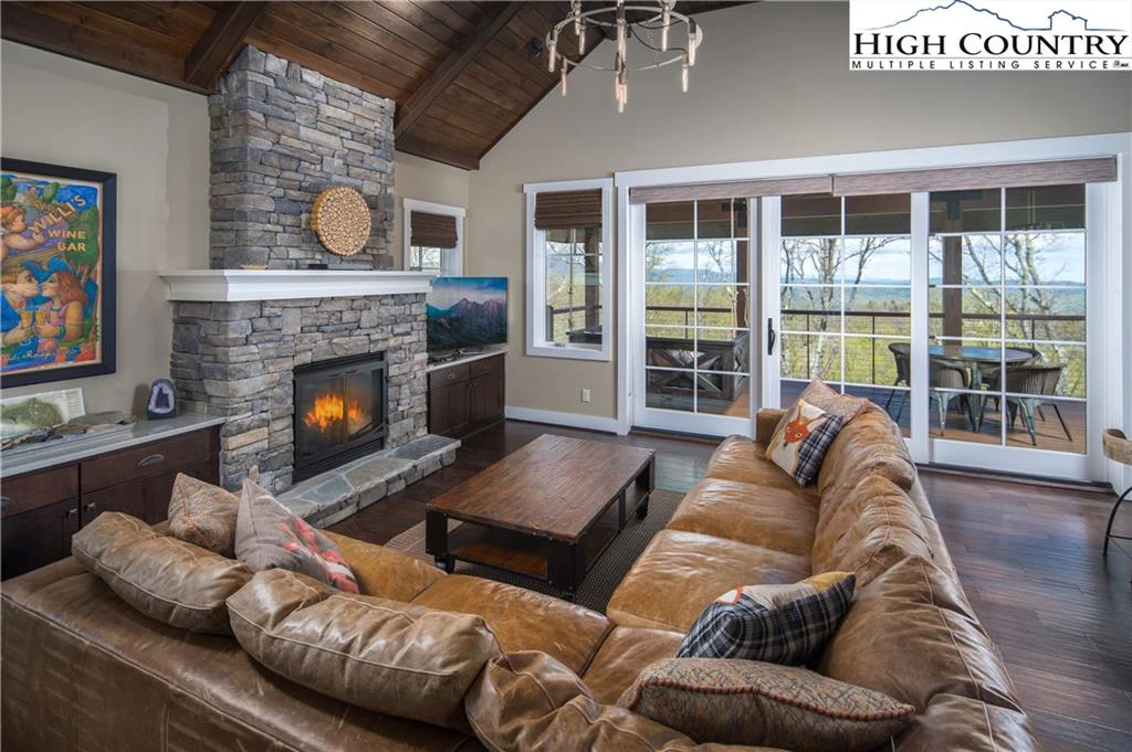 Image number 1 for the current listing