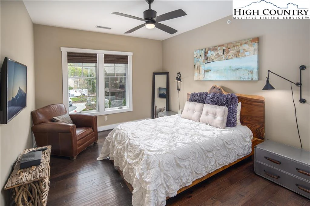 Image number 14 for the current listing