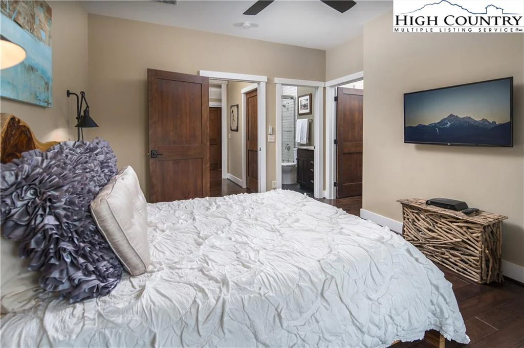 Image number 13 for the current listing