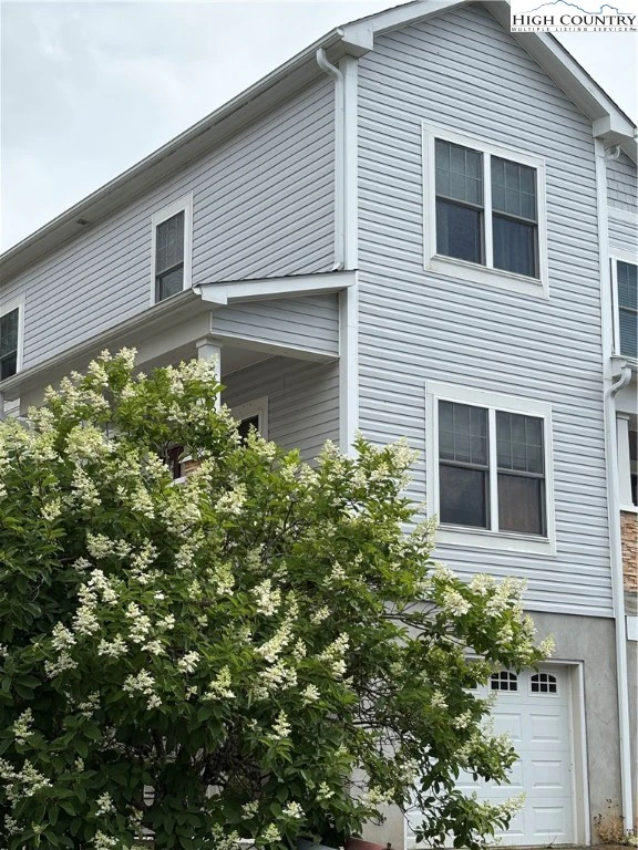 Image number 1 for the current listing
