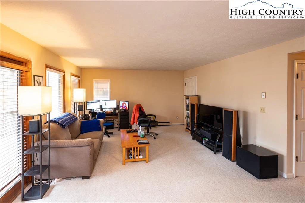 Image number 4 for the current listing
