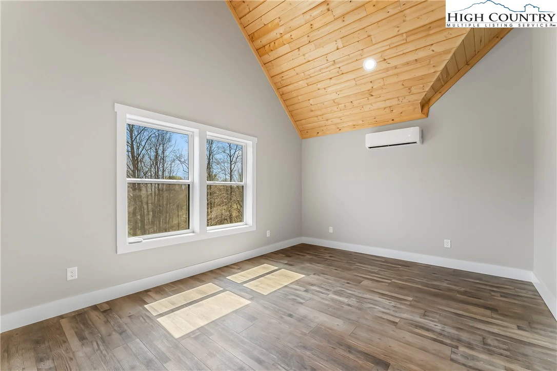 Image number 4 for the current listing