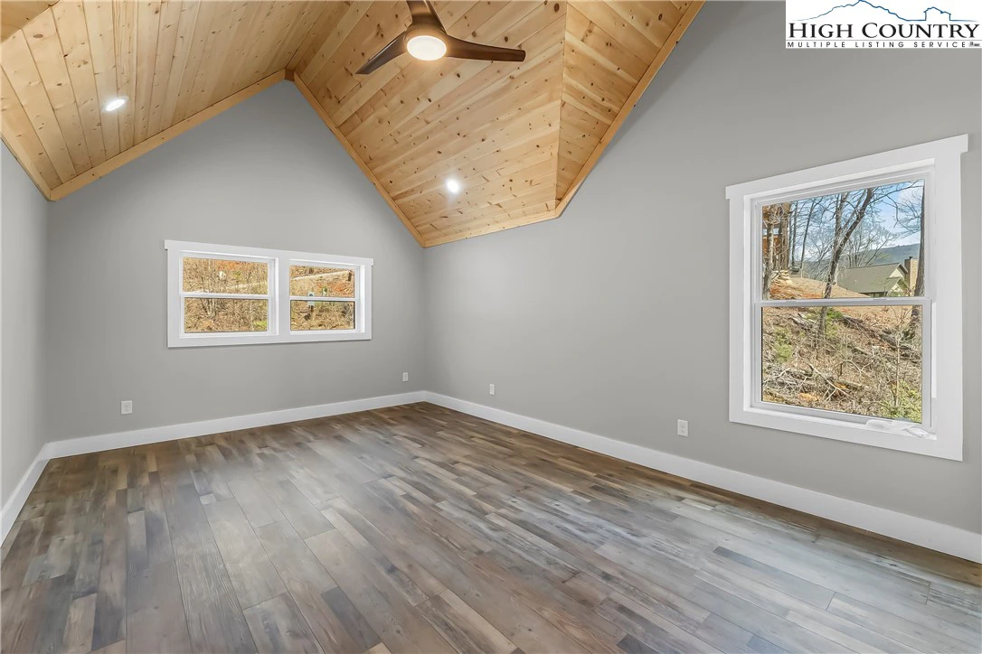 Image number 9 for the current listing
