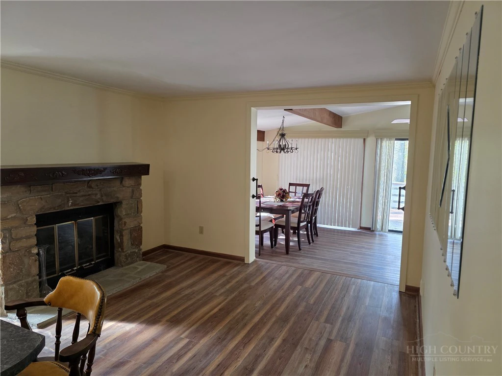Image number 17 for the current listing