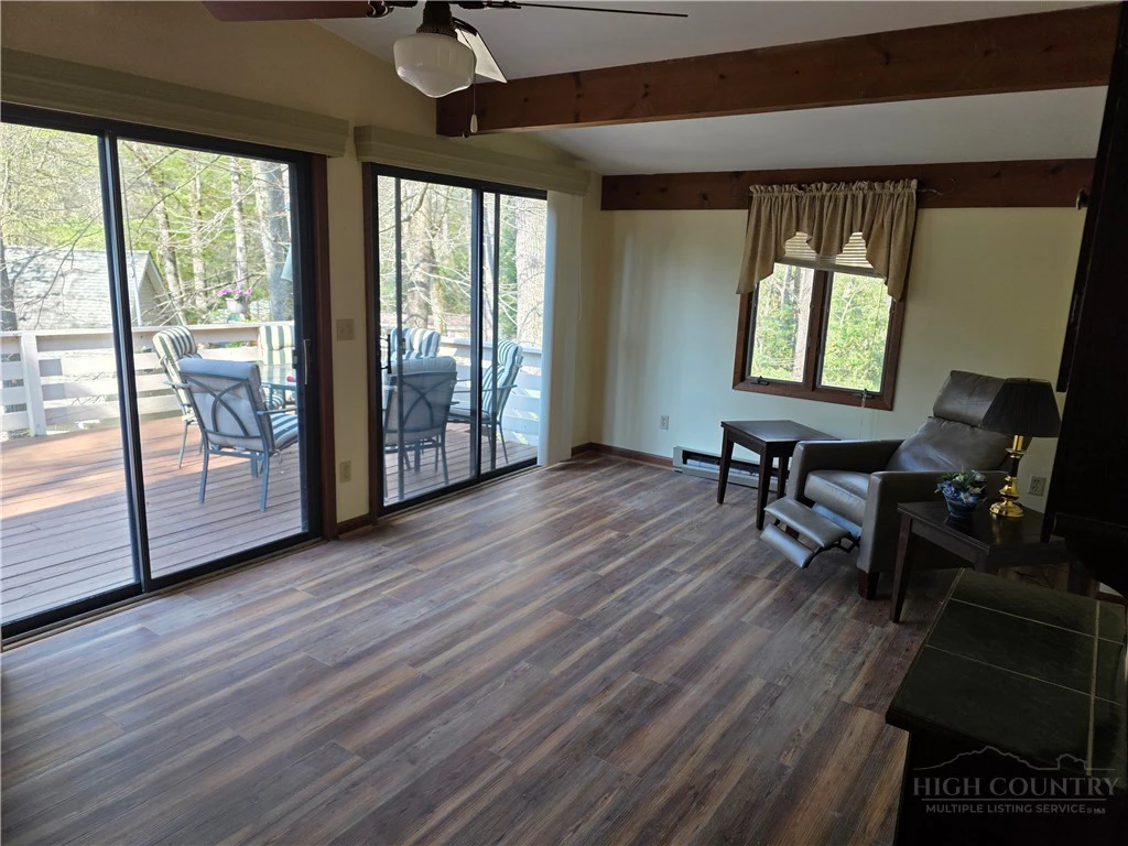 Image number 14 for the current listing