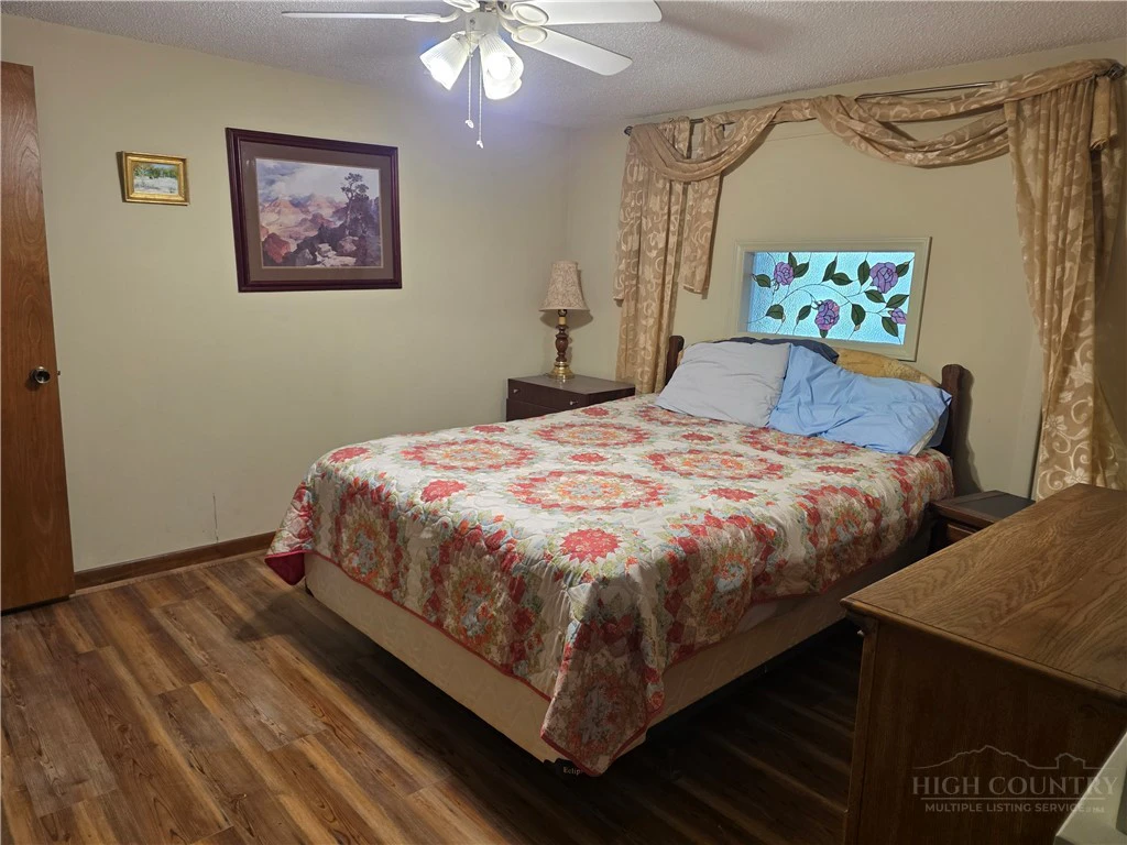 Image number 2 for the current listing
