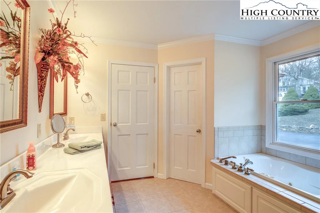 Image number 4 for the current listing