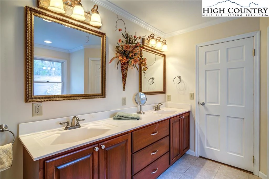 Image number 5 for the current listing