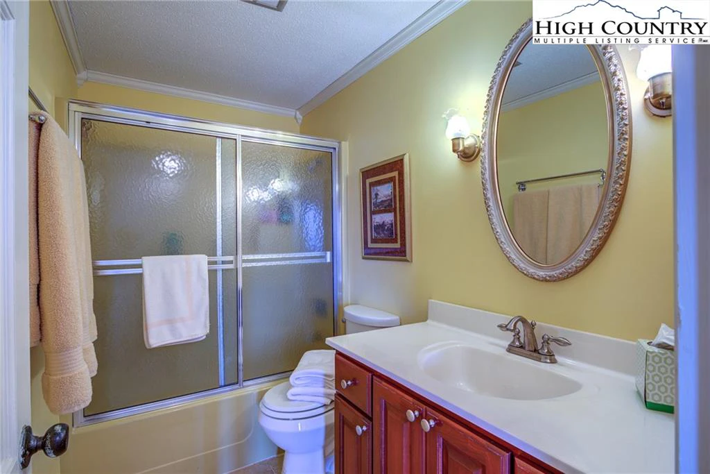 Image number 8 for the current listing