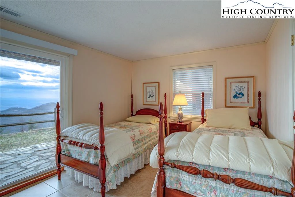 Image number 9 for the current listing