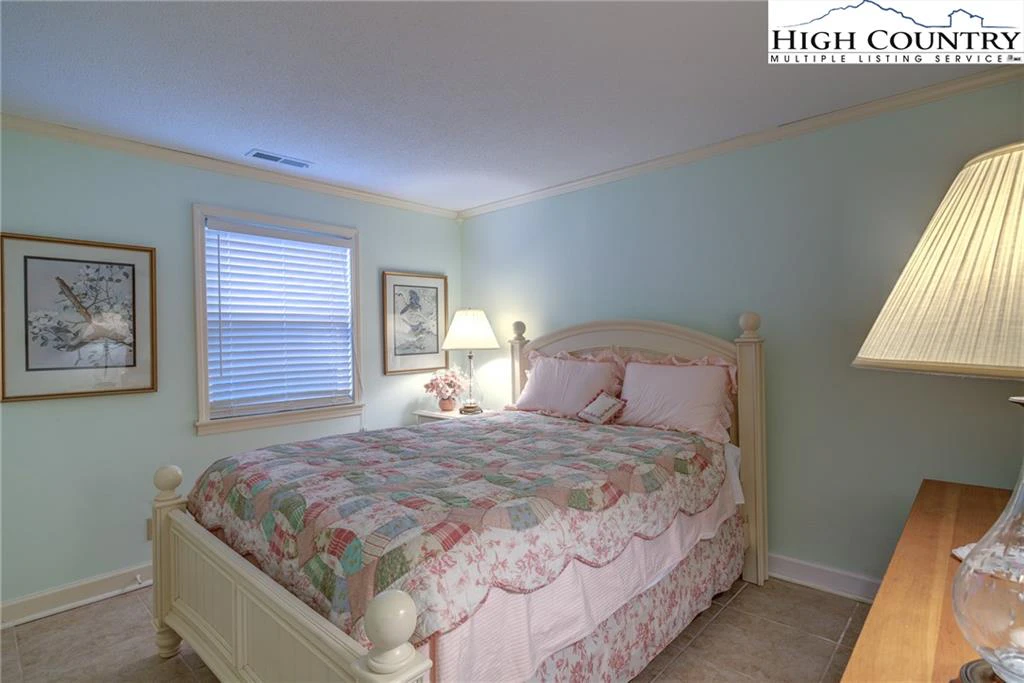 Image number 11 for the current listing