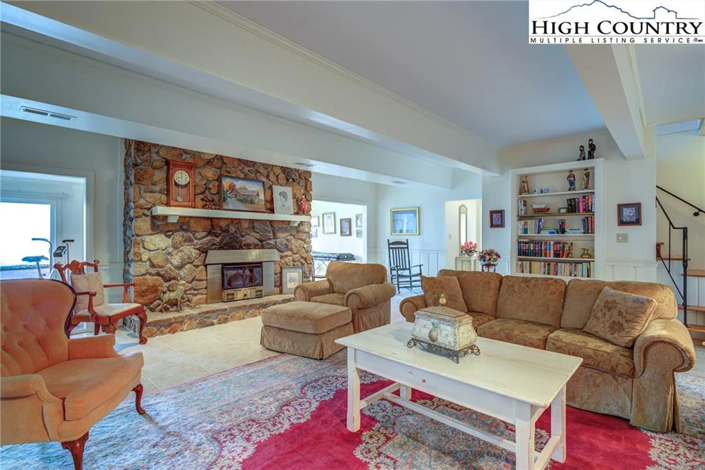 Image number 15 for the current listing