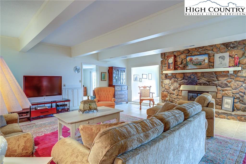 Image number 17 for the current listing