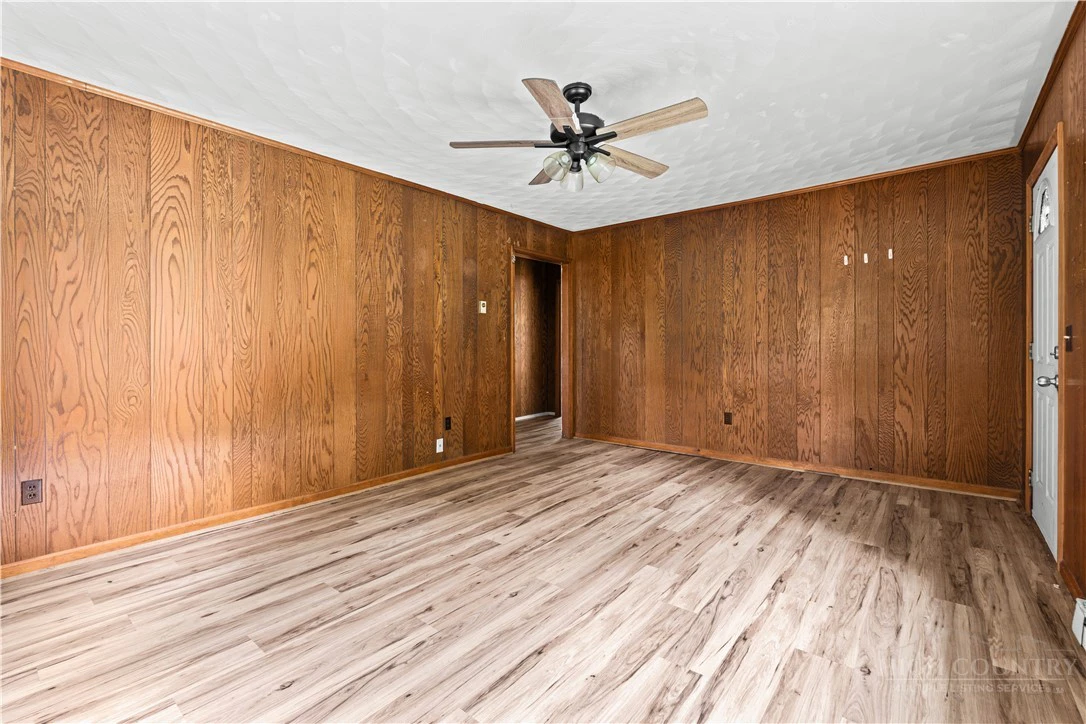Image number 4 for the current listing