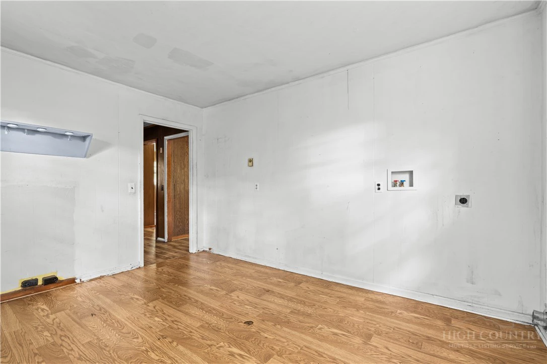 Image number 8 for the current listing