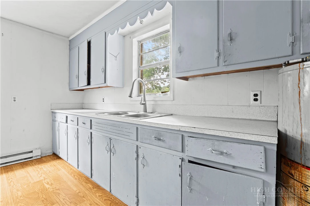 Image number 9 for the current listing