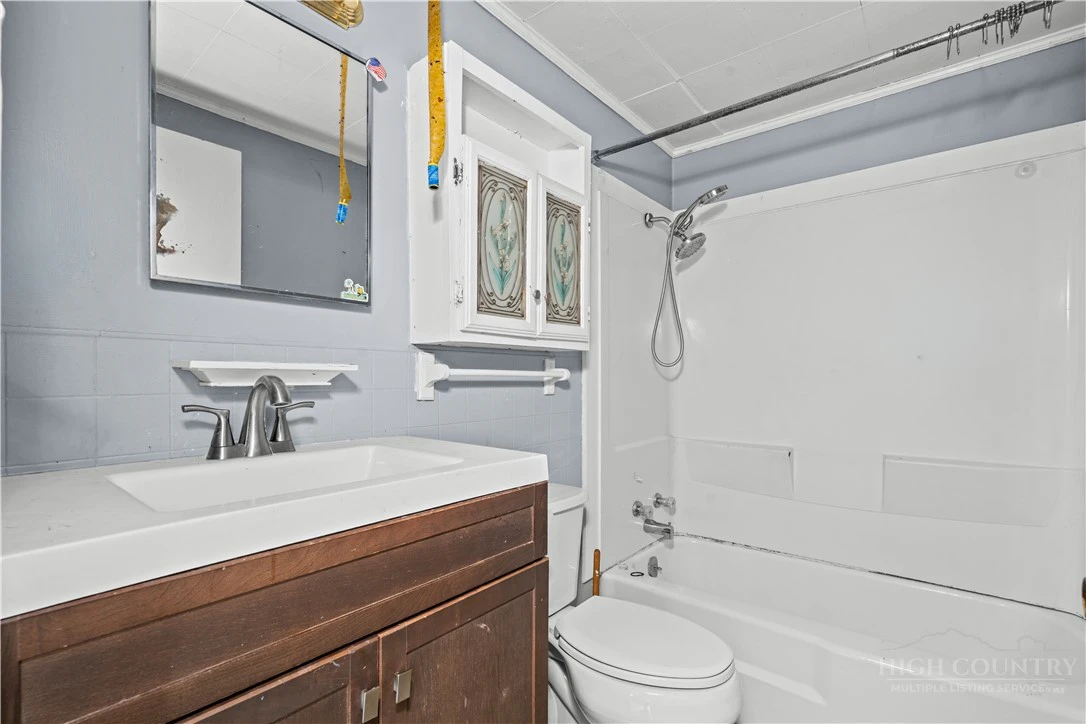 Image number 19 for the current listing