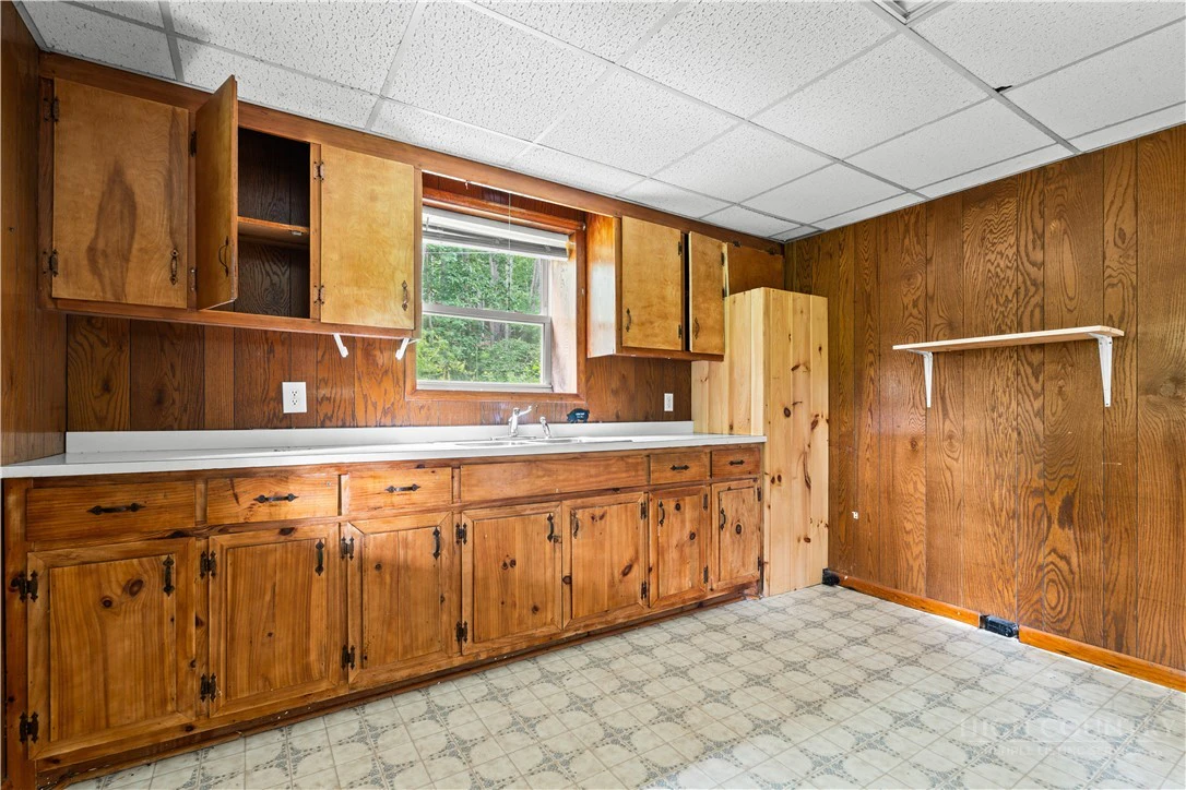 Image number 21 for the current listing