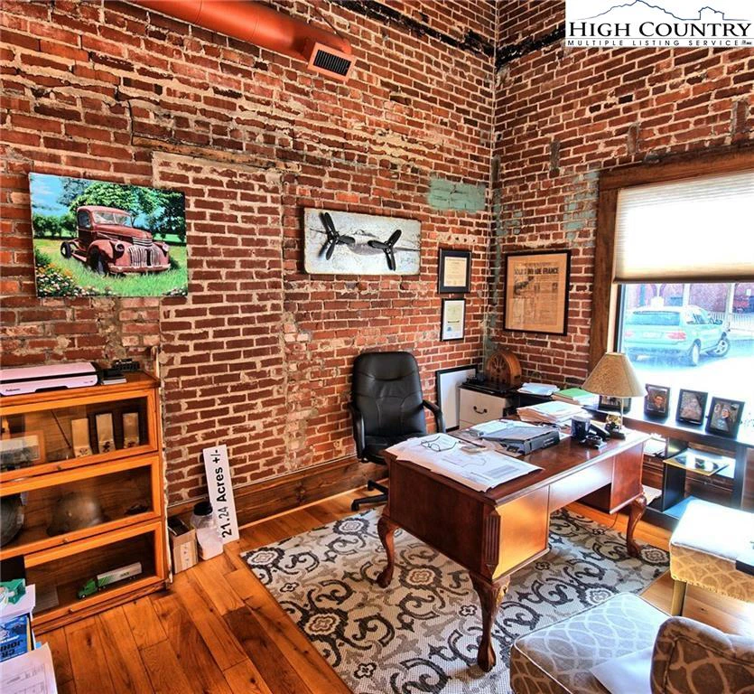 Image number 18 for the current listing