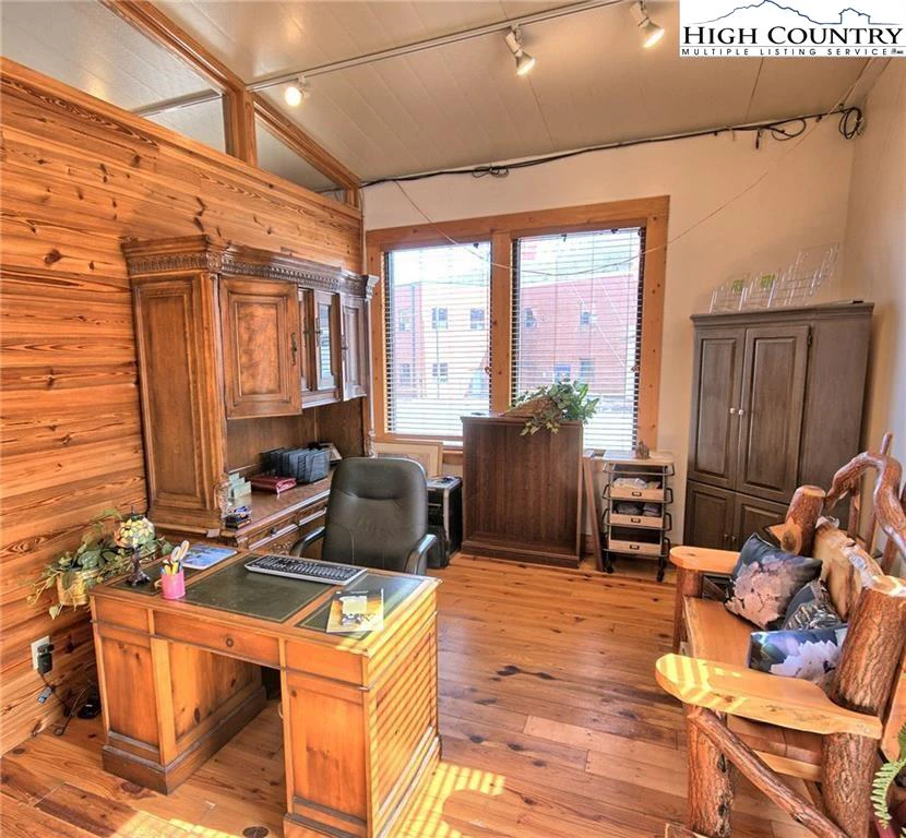 Image number 2 for the current listing