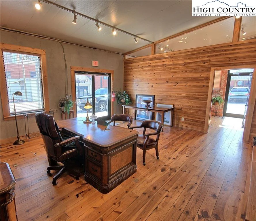 Image number 14 for the current listing