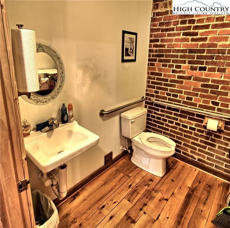 Image number 11 for the current listing