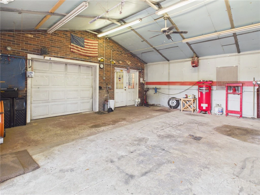 Image number 17 for the current listing