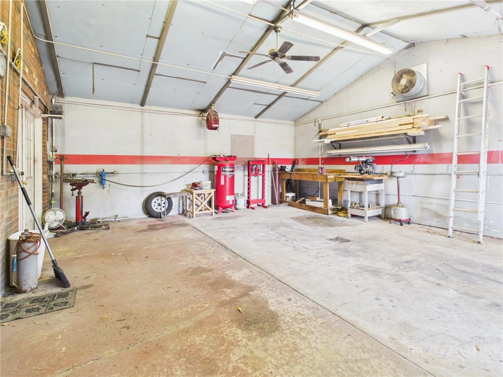 Image number 19 for the current listing