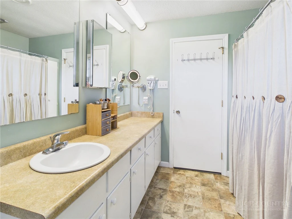 Image number 3 for the current listing