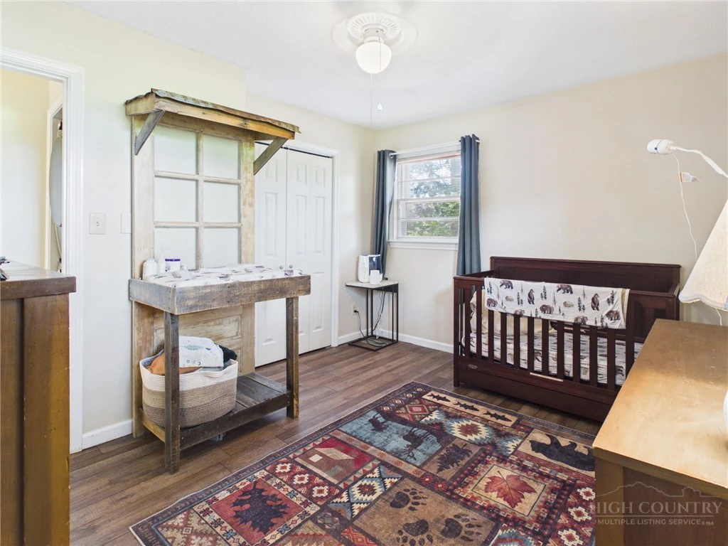 Image number 4 for the current listing