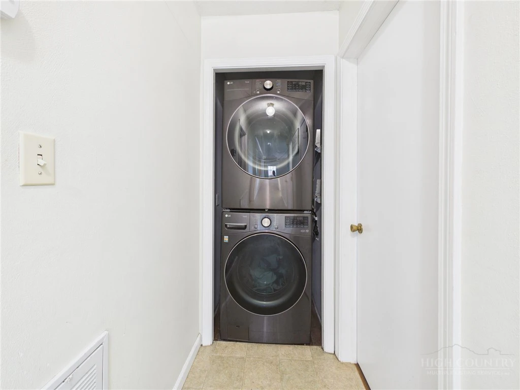 Image number 6 for the current listing