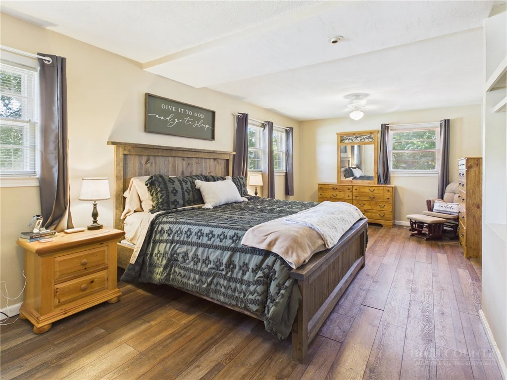 Image number 9 for the current listing