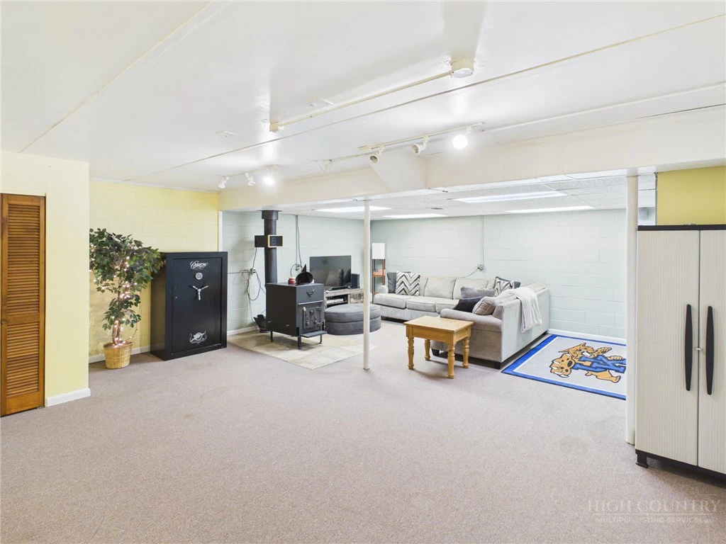 Image number 11 for the current listing
