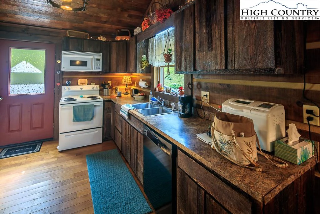 Image number 15 for the current listing