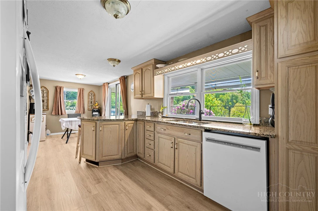 Image number 8 for the current listing