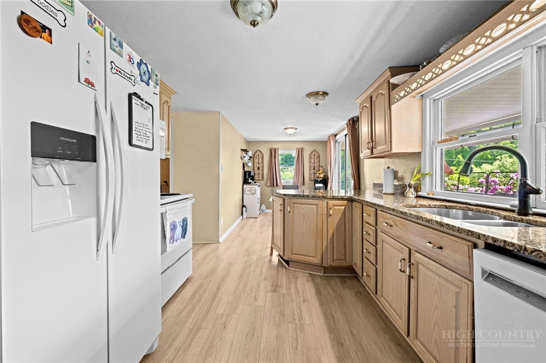 Image number 9 for the current listing