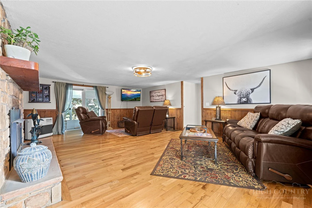 Image number 16 for the current listing