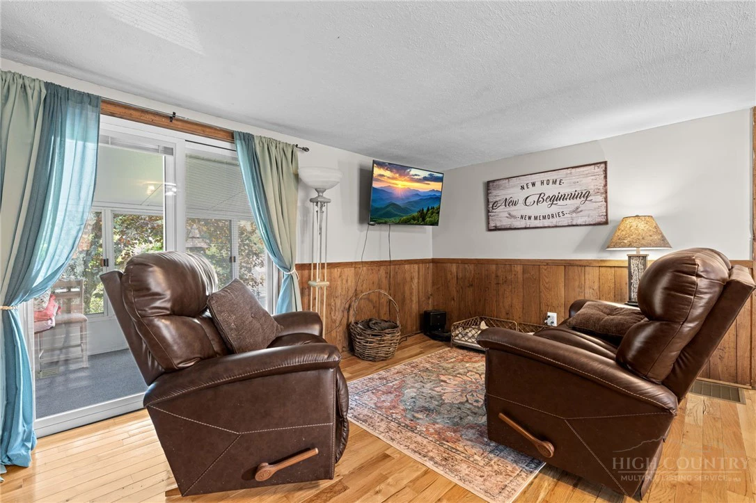 Image number 17 for the current listing