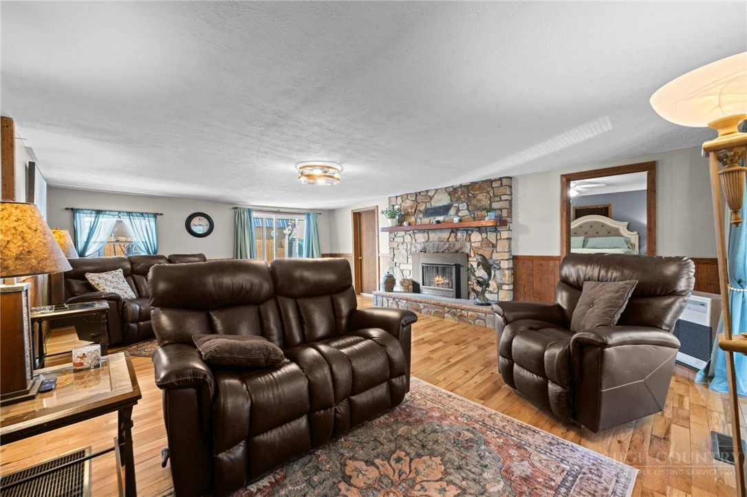 Image number 19 for the current listing