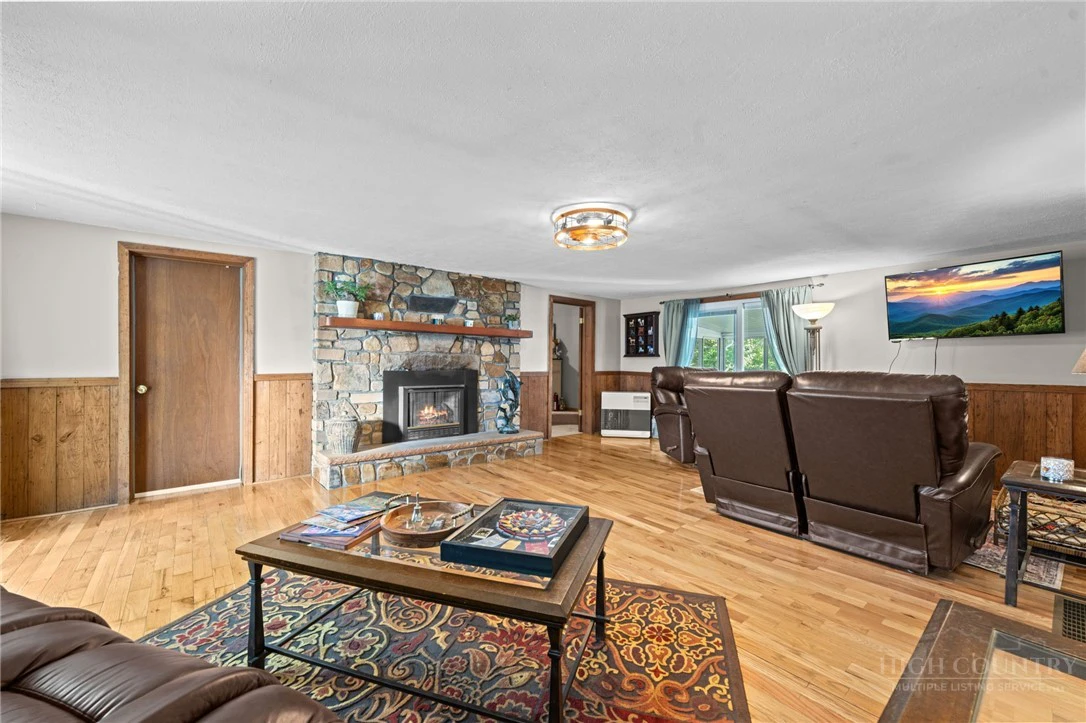 Image number 21 for the current listing