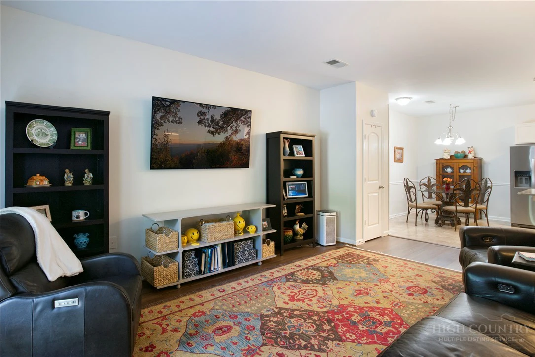 Image number 4 for the current listing