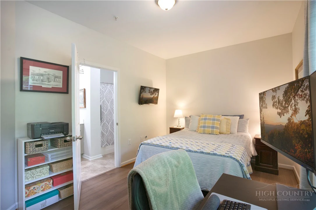 Image number 18 for the current listing